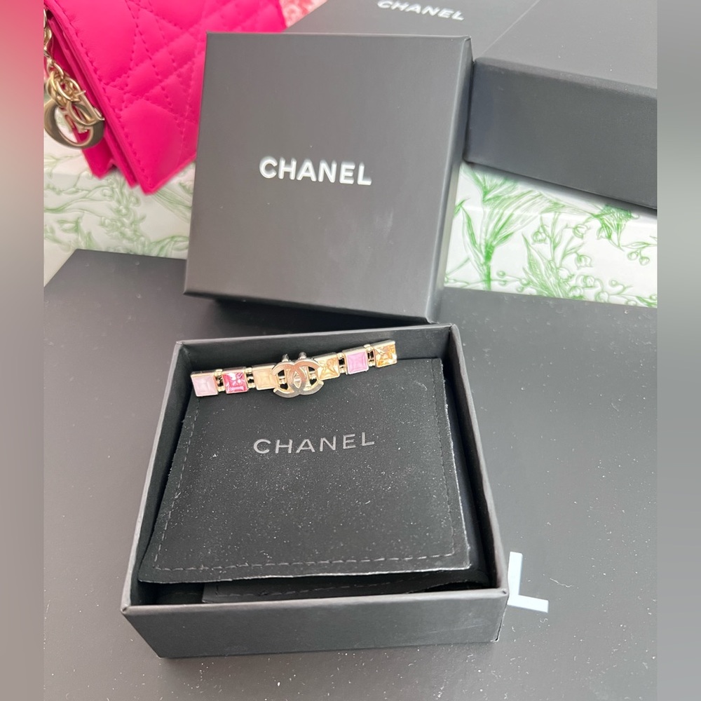 Brandnew (never used) Chanel hair clip